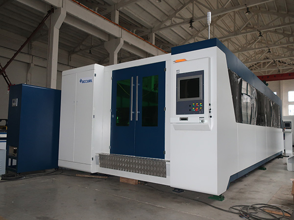 2500ワットフルクローズドパテットテーブルファイバーレーザーシート切断機